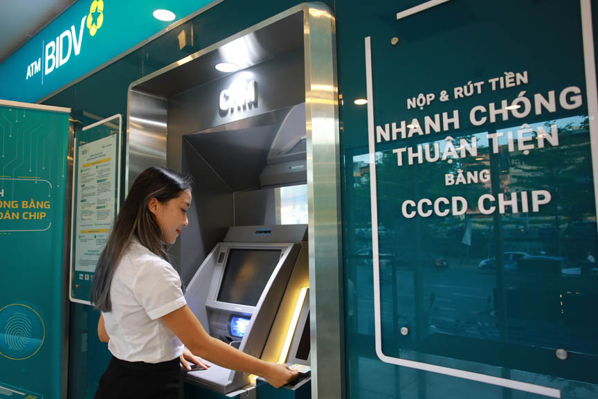 Giao dịch ngân hàng dễ dàng hơn với căn cước công dân gắn Chip
