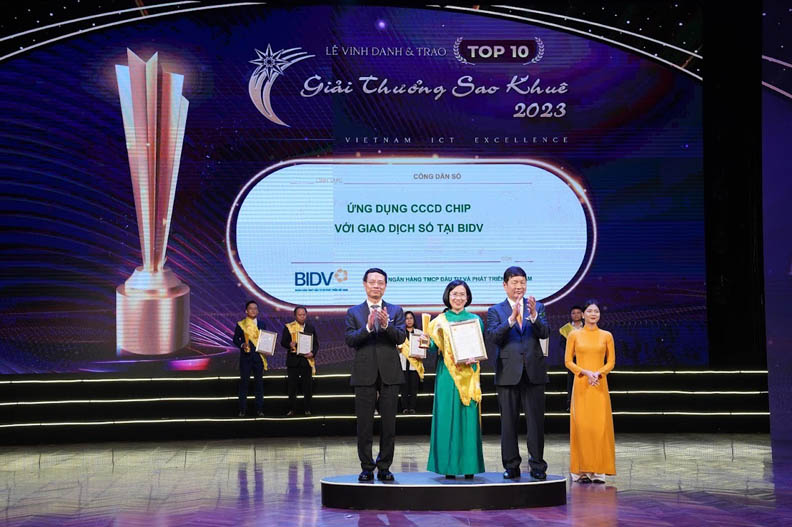 giao-dich-ngan-hang-de-dang-hon-voi-can-cuoc-cong-dan-gan-chip--n4.jpg