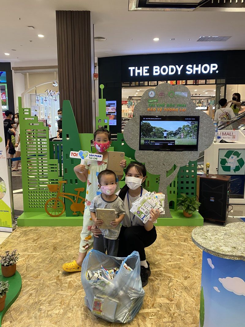 Đổi rác lấy quà tại AEON MALL ở Hà Nội