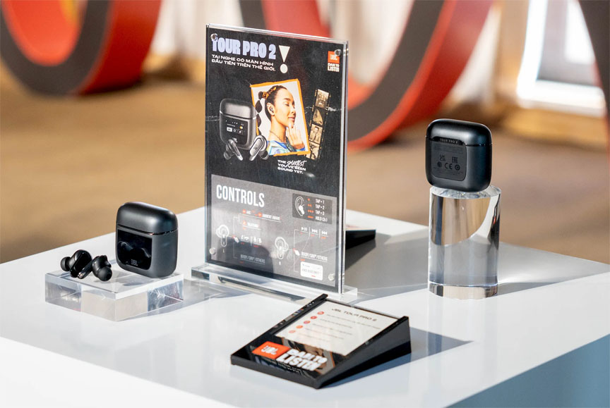 Tai nghe JBL Tour Pro 2 được bán với giá 5,99 triệu đồng