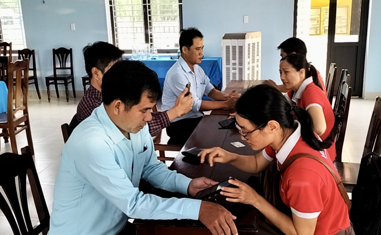 Cán bộ các đơn vị trên địa bàn tỉnh TT-Huế hướng dẫn người dân đăng ký chữ ký số trên nền tảng Hue-S