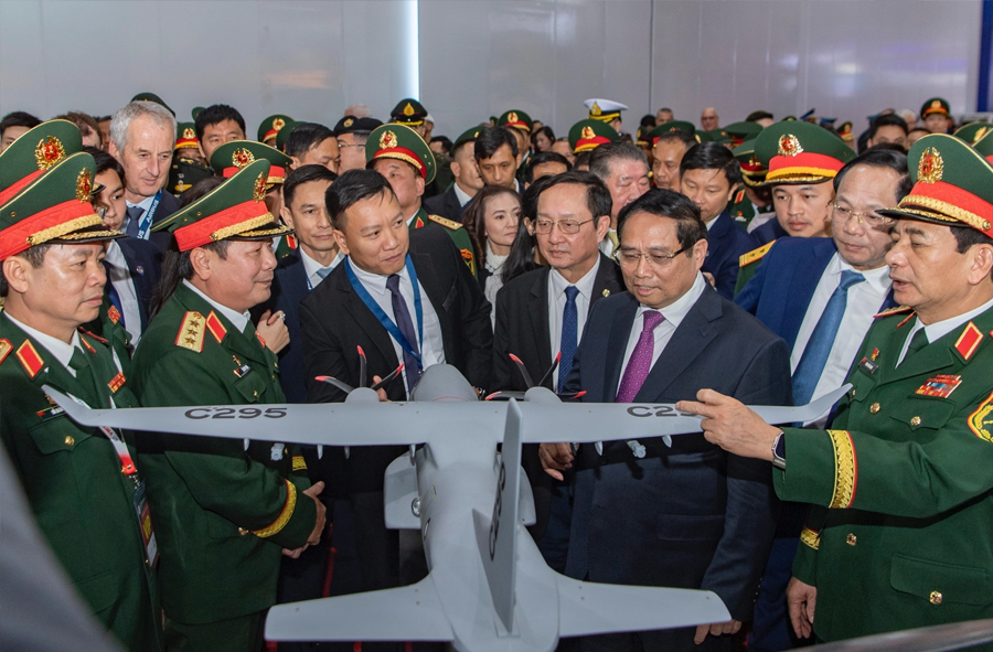 Thủ tướng Chính phủ Phạm Minh Chính cùng Đại tướng Phan Văn Giang, Ủy viên Bộ Chính trị, Phó Bí thư Quân ủy Trung ương, Bộ trưởng Quốc phòng và lãnh đạo các bộ, ngành tham quan gian hàng của Viettel.