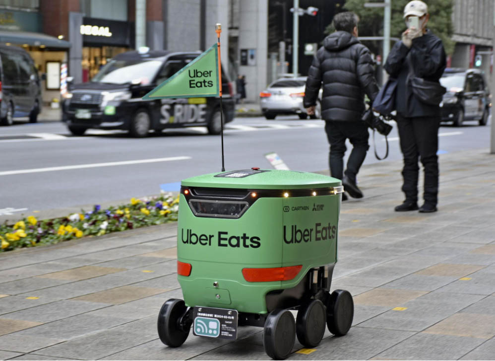 Ứng dụng Uber Eats lần đầu giao đồ ăn bằng robot tại Tokyo