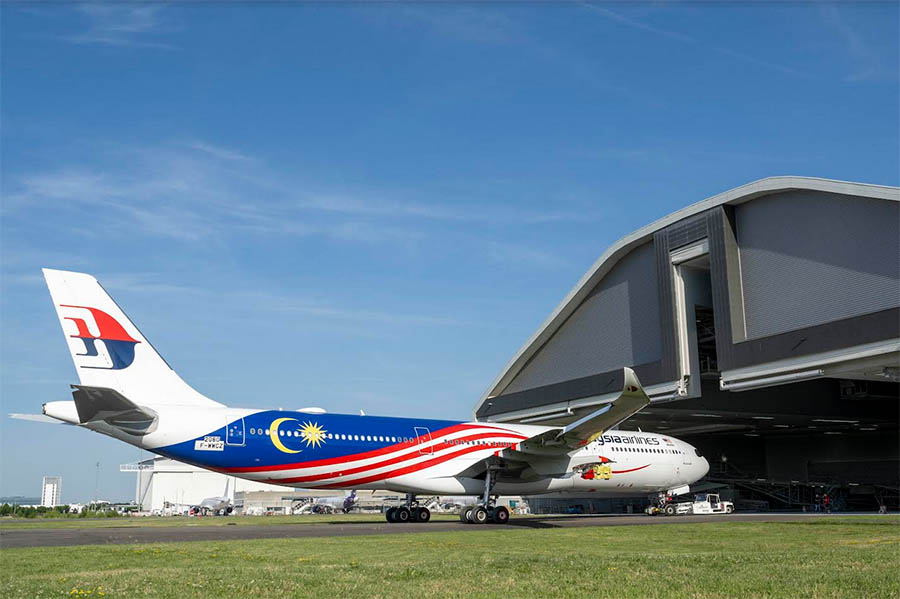 Máy bay A330neo đầu tiên của Malaysia Airlines rời khỏi xưởng sơn