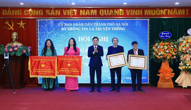 Phó Chủ tịch UBND TP Hà Nội Hà Minh Hải trao khen thưởng của Thủ tướng Chính phủ và UBND Thành phố cho các tập thể