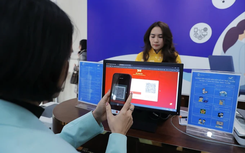 Người dân sử dụng dịch đại lý Dịch vụ công trực tuyến tại lễ khai trương 
