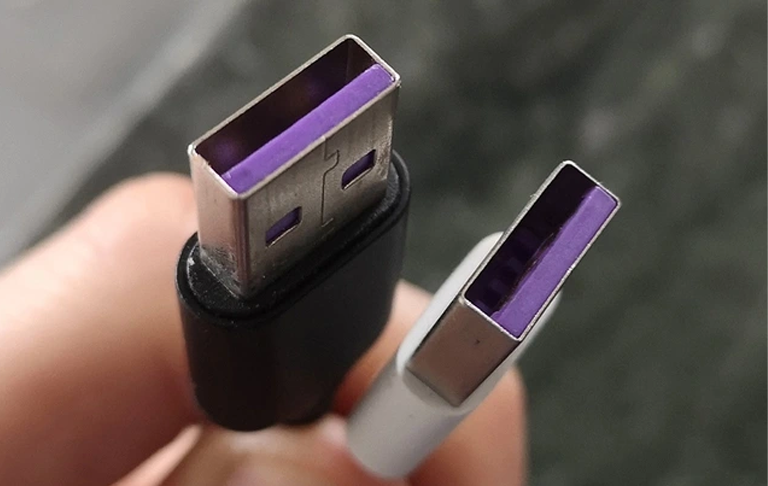 Cổng USB màu tím