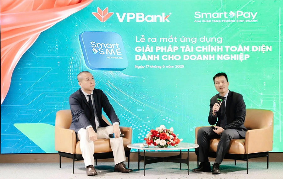Đại diện VPBank chia sẻ các ưu điểm của ứng dụng SmartSME