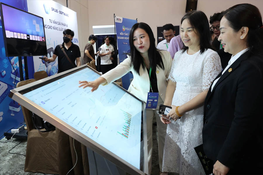 Phần mềm kế toán ứng dụng AI của MISA thu hút sự chú ý của khách tham quan triển lãm Biztech Vietnam 2025