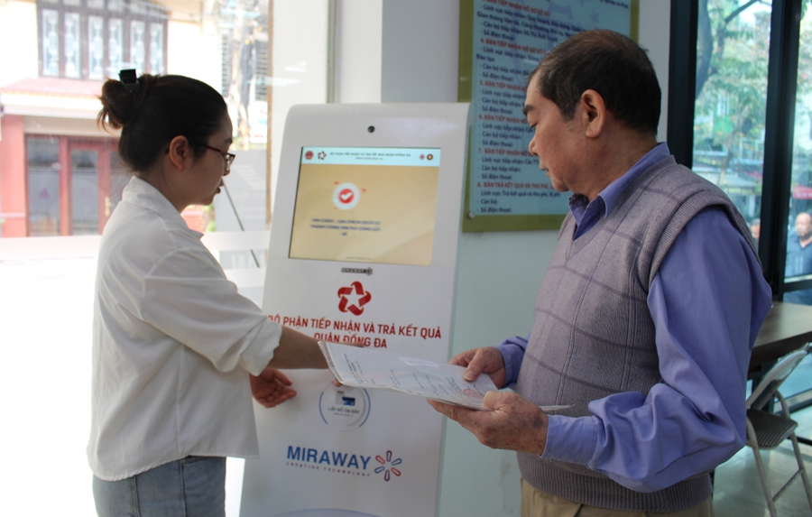 Người dân xếp hàng lấy số thứ tự tự động tại Chi nhánh số 3 Trung tâm Phục vụ hành chính công TP Hà Nội.