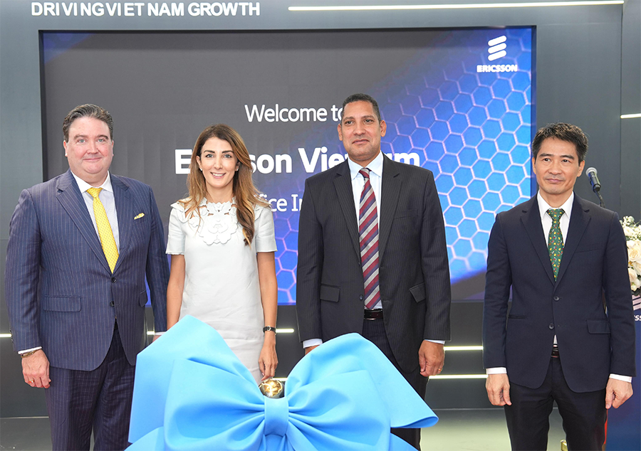 Cắt băng khai trương văn phòng mới Ericsson Việt Nam: (từ trái qua phải): ông Marc Knapper - Đại sứ Hoa Kỳ tại Việt Nam; bà Rita Mokbel - Chủ tịch Ericsson Việt Nam, ông Johan Ndisi - Đại sứ Thuỵ Điển tại Việt Nam, ông Nguyễn Phong Nhã - Phó cục trưởng Cục Viễn thông, Bộ Khoa học và Công nghệ