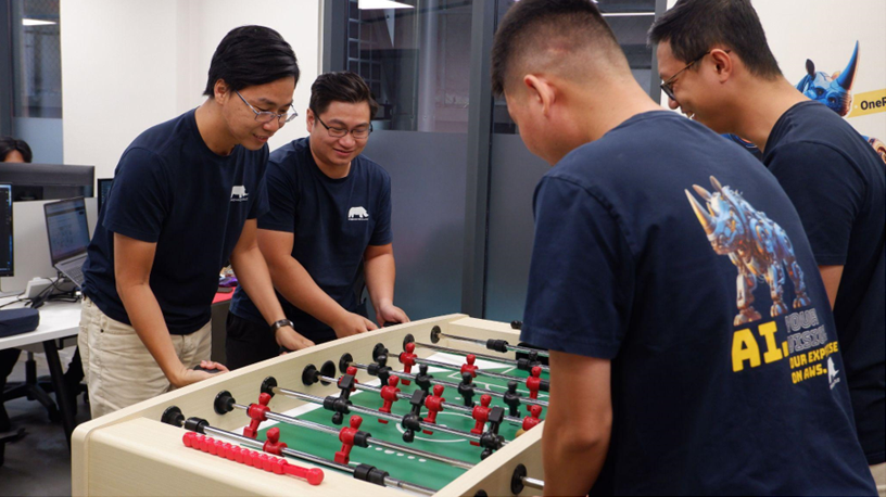 Đội ngũ Renova Cloud đang chơi bóng bàn tại nhà máy Renova AI Factory