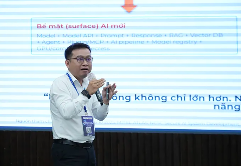 Ông Nguyễn Thanh Lâm, Trưởng Trung tâm An ninh mạng QTSC chia sẻ tham luận