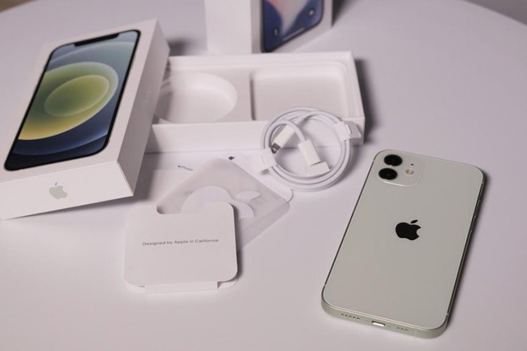 Apple kiếm hàng tỉ USD nhờ loại bỏ bộ sạc và EarPods khỏi hộp iPhone