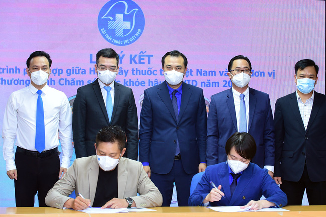 Local phối hợp cùng Hội Thầy thuốc trẻ Việt Nam tư vấn chăm sóc sức khỏe người dân hậu COVID