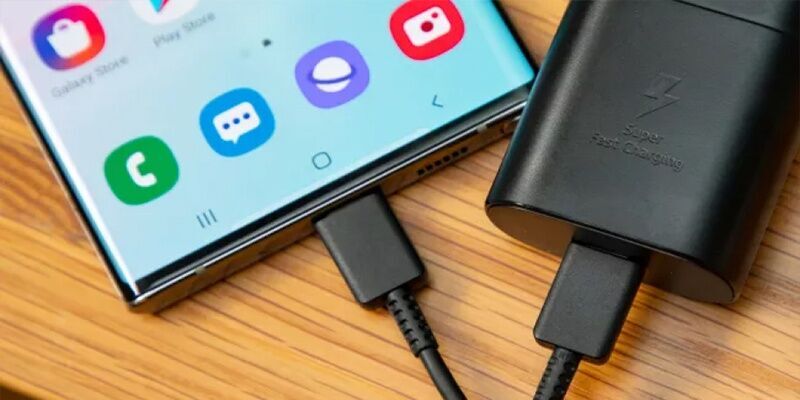 Samsung có thể bị kiện vì bán điện thoại không kèm sạc