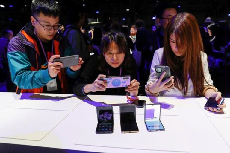 Sau Galaxy Z Flip, Samsung muốn hạ giá bán hơn nữa đối với điện thoại gập