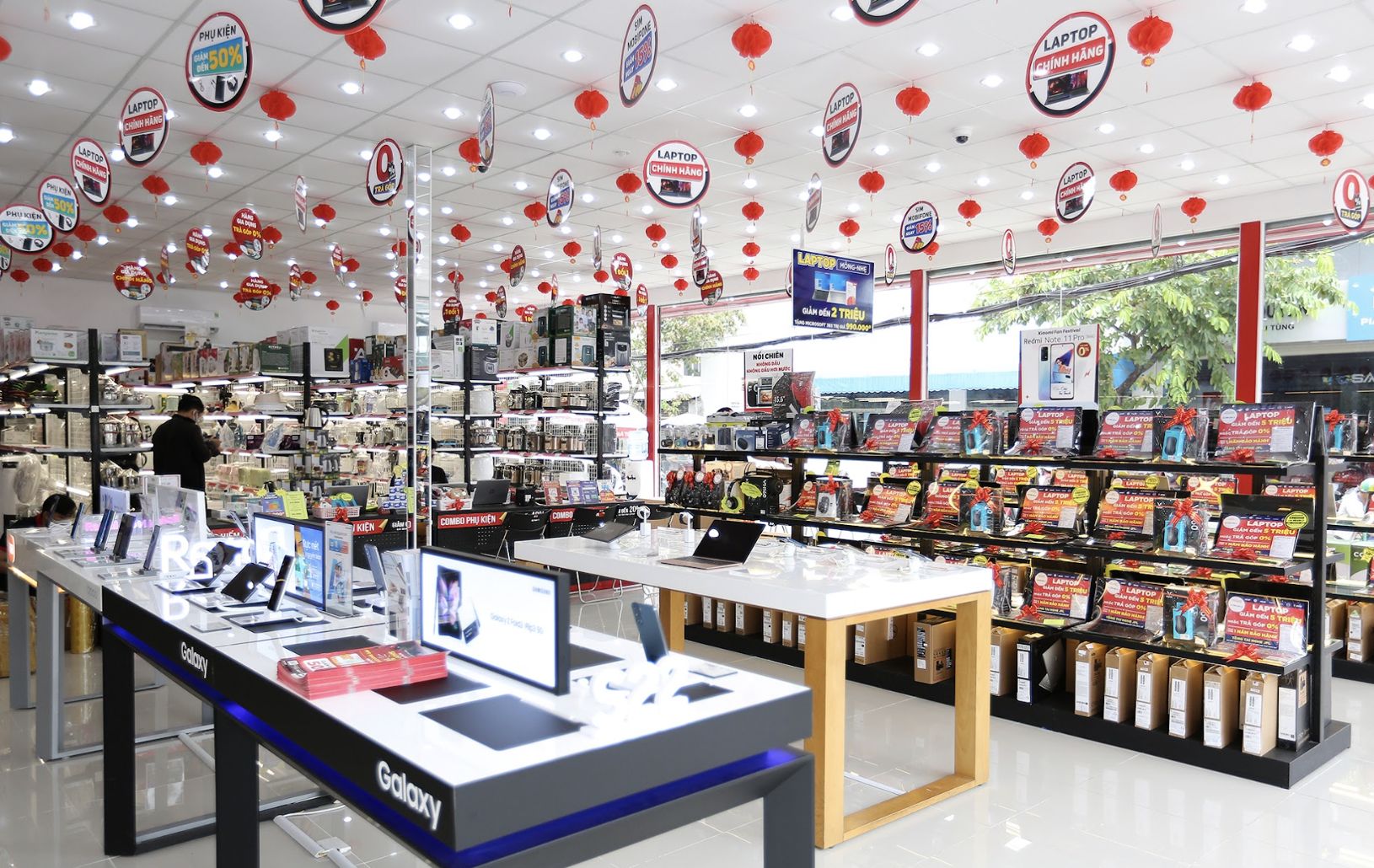 Tân sinh viên được ưu đãi khi mua laptop tại FPT Shop