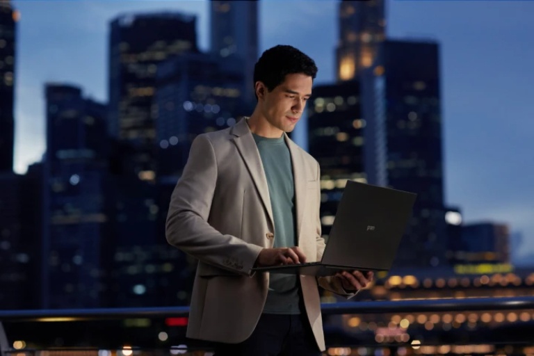 LG trình làng laptop mỏng hơn MacBook Air M2