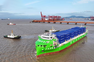 Tàu container chạy điện lớn nhất thế giới chính thức được khai thác thương mại