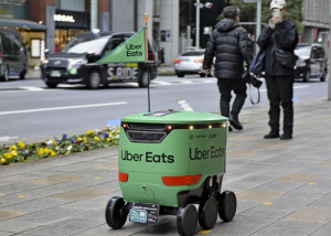 Ứng dụng Uber Eats lần đầu giao đồ ăn bằng robot tại Tokyo