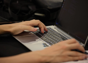 Các trang web lạm dụng trẻ em do AI tạo ra tăng vọt 400%