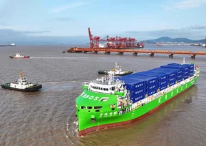 Tàu container chạy điện lớn nhất thế giới chính thức được khai thác thương mại