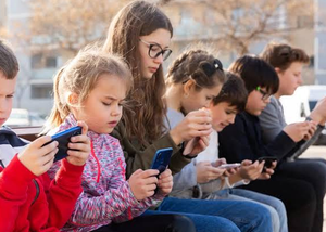 Châu Âu tiến gần hơn tới lệnh cấm mạng xã hội dành cho trẻ em