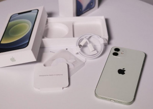 Apple kiếm hàng tỉ USD nhờ loại bỏ bộ sạc và EarPods khỏi hộp iPhone