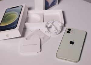Apple kiếm hàng tỉ USD nhờ loại bỏ bộ sạc và EarPods khỏi hộp iPhone