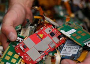Tái chế điện thoại tiết kiệm hơn khai thác quặng
