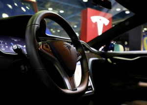 Xe điện Tesla có thể bị tin tặc bẻ khóa vì chiều lòng người dùng