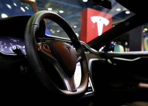 Xe điện Tesla có thể bị tin tặc bẻ khóa vì chiều lòng người dùng