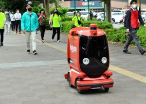Ba công ty Nhật Bản thử nghiệm dùng robot tự hành để giao hàng