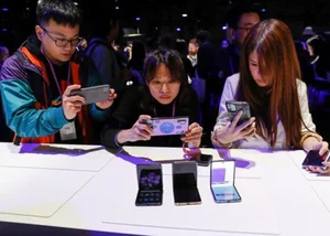 Sau Galaxy Z Flip, Samsung muốn hạ giá bán hơn nữa đối với điện thoại gập