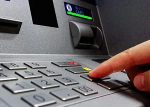 Vietcombank thí điểm rút tiền bằng CCCD gắn chip tại Hà Nội