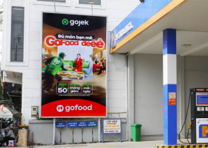 Gojek triển khai biển quảng cáo phát tiếng rao hàng