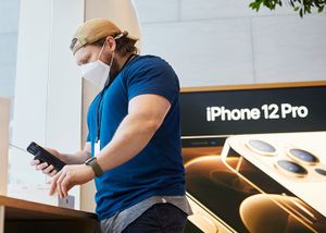 Apple bán iPhone 12 Pro tân trang giá 759 USD