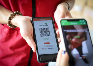 Vietcombank và J&T Express hợp tác ứng dụng QR trong thanh toán đơn hàng