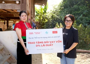 Home Credit trao gói vay vốn 0% lãi suất cho phụ nữ nghèo Yên Bái