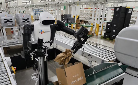 Robot hình người đầu tiên trong ngành logistics