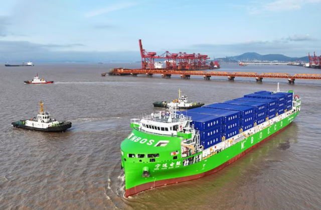 Tàu container chạy điện lớn nhất thế giới chính thức được khai thác thương mại