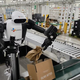 Robot hình người đầu tiên trong ngành logistics