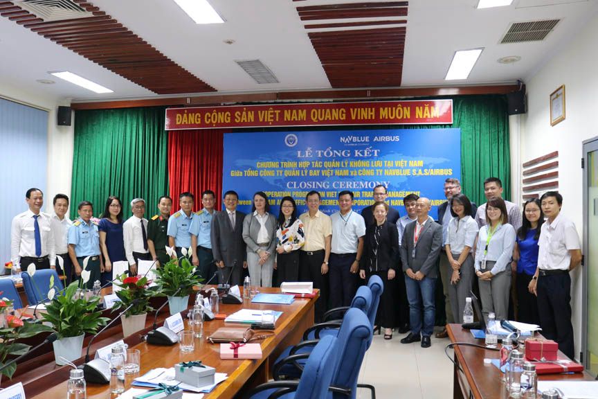 Đại diện các bên tham gia chụp ảnh lưu niệm.jpg