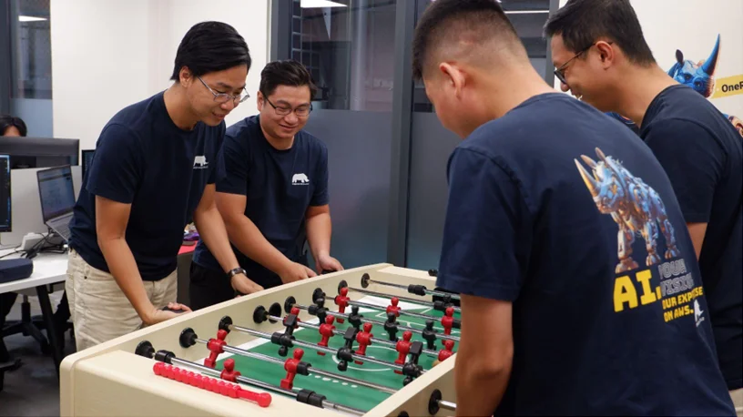 Đội ngũ Renova Cloud đang chơi bóng bàn tại nhà máy Renova AI Factory